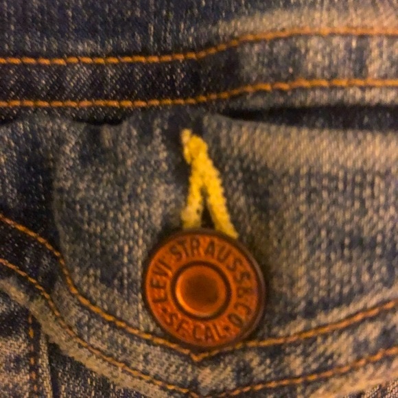 Levi’s crop denim jacket. Size medium. Excellent condition - Picture 4 of 6